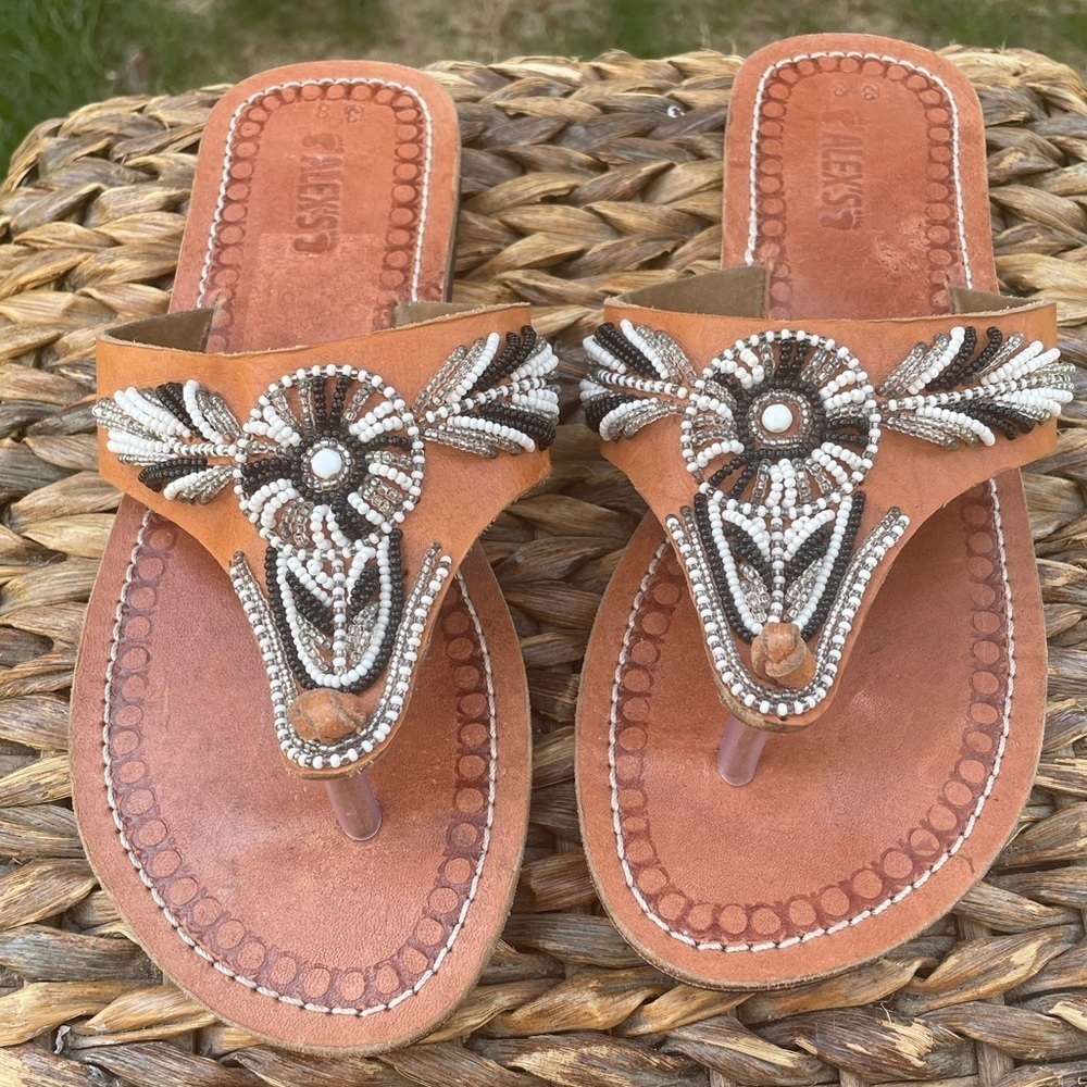 NEW African Maasai Handmade Black & White Beaded Tan Leather Toe Post Sandals - Picture 1 of 7